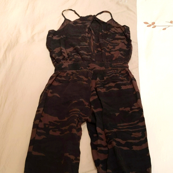 Camo Jumpsuit with Pockets - Picture 4 of 5